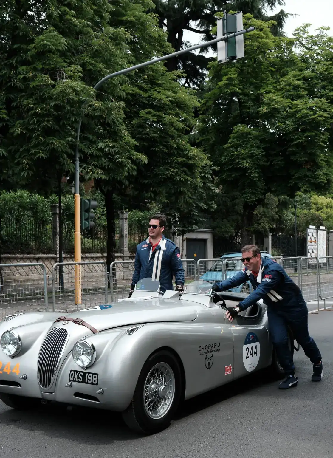 Mar-Julian Siewert and Moritz Hardieck pushing their Jaguar XK120 OTS Roadster (1950) to the starting point.