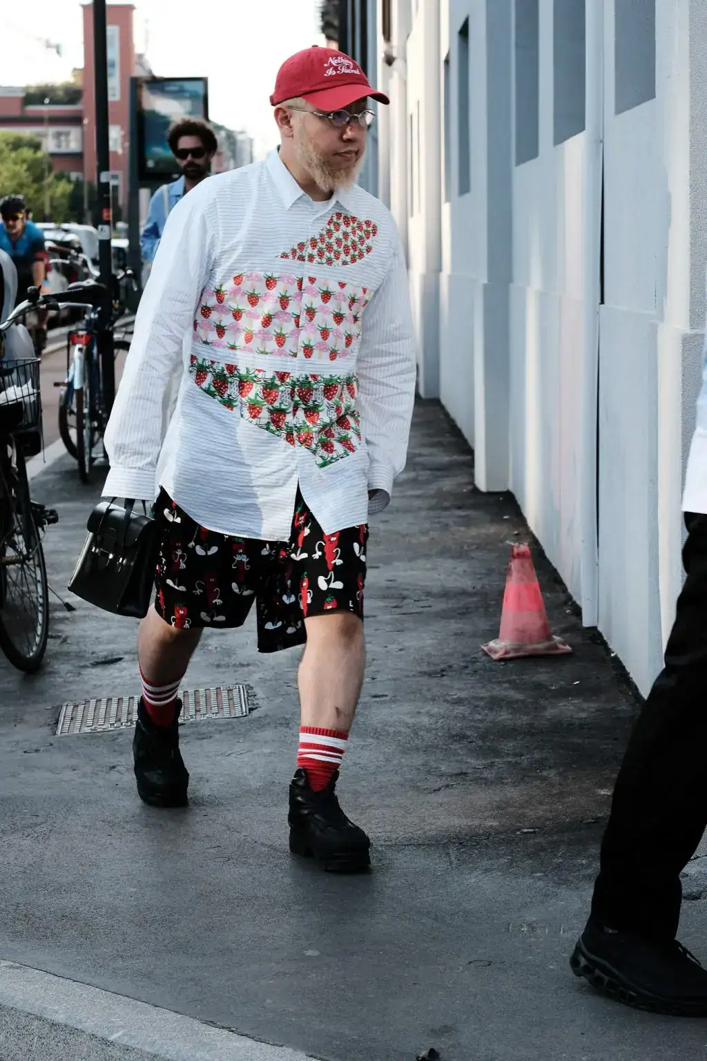 A guest arrives at the JW Anderson fashion show during the Milan Menswear Spring/Summer 2025 by Agnes Select