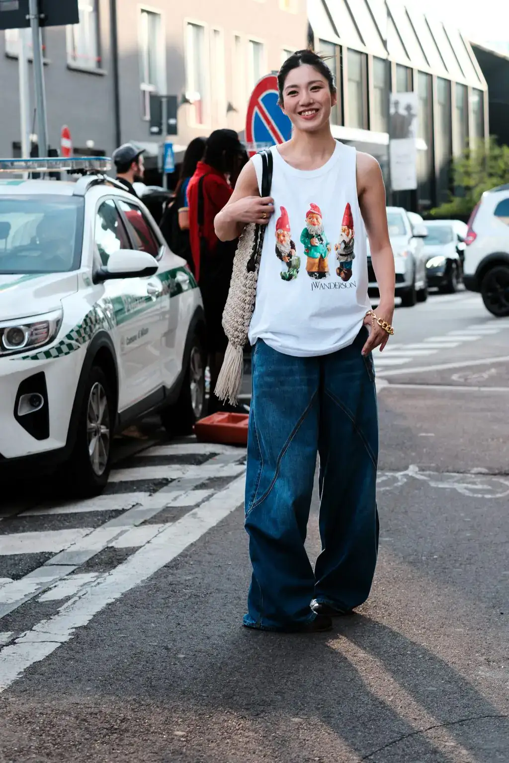 A guest arrives at the JW Anderson fashion show during the Milan Menswear Spring/Summer 2025 by Agnes Select