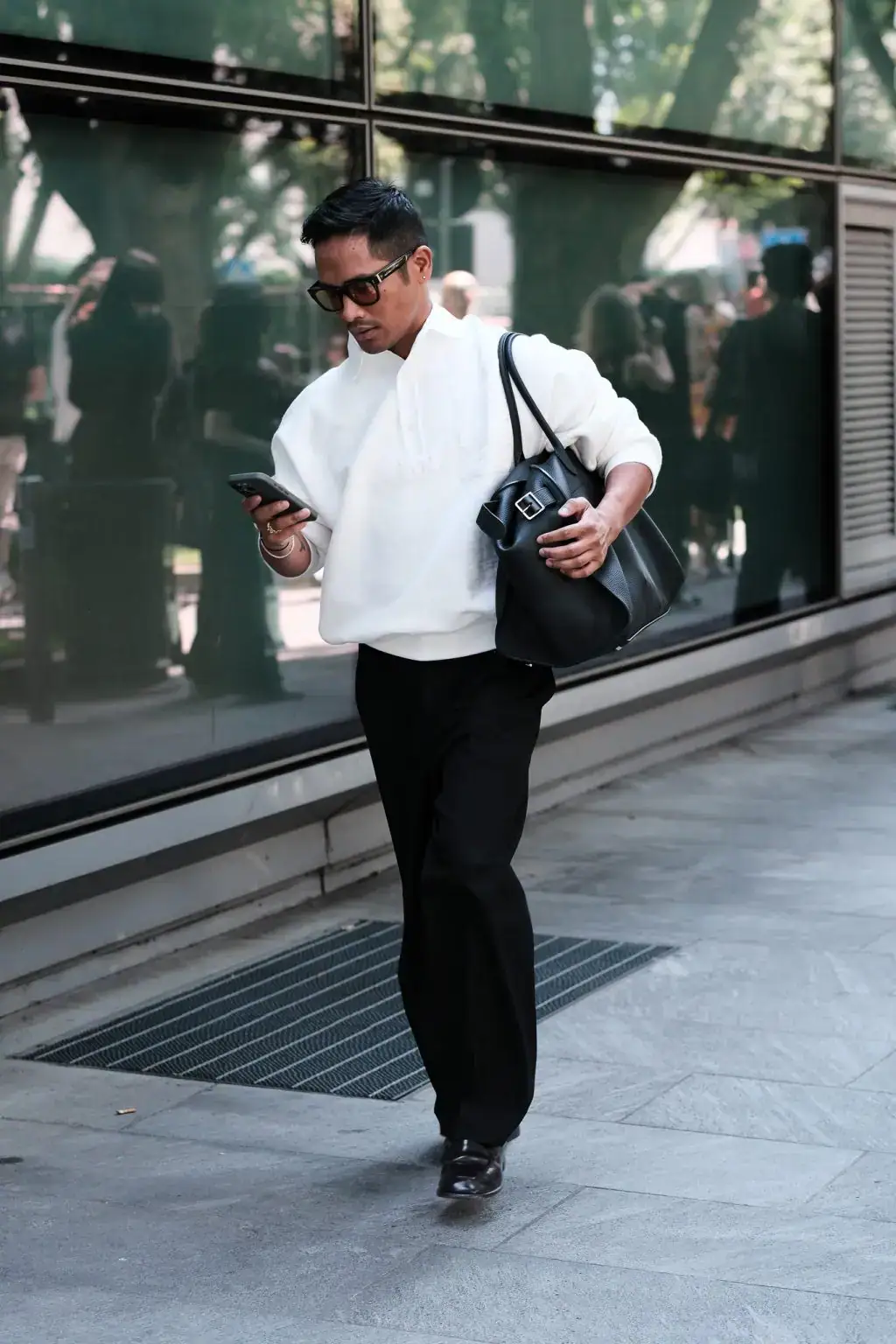 A guest attends the Giorgio Armani fashion show during the Milan Menswear Spring/Summer 2025 by Agnes Select