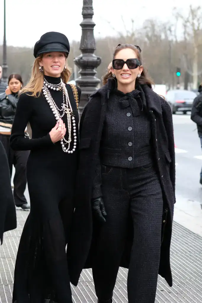 Helena Bordon stuns at Haute Couture Week in an all-black look, effortlessly pairing Chanel pearl jewelry with a chic newsboy cap for a touch of Parisian elegance. @helenabordon